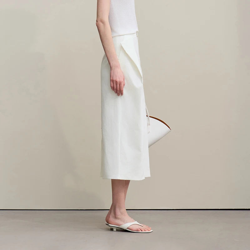 Damen-Midi-Rock in Weiß mit seitlichem Schlitz und asymmetrischer Form am Saum