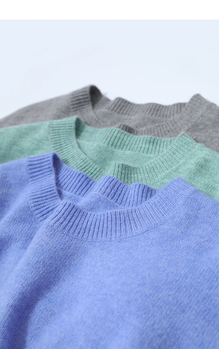 Strickpullover-Detail: lila, grün und grau mit geripptem Rundhalsausschnitt