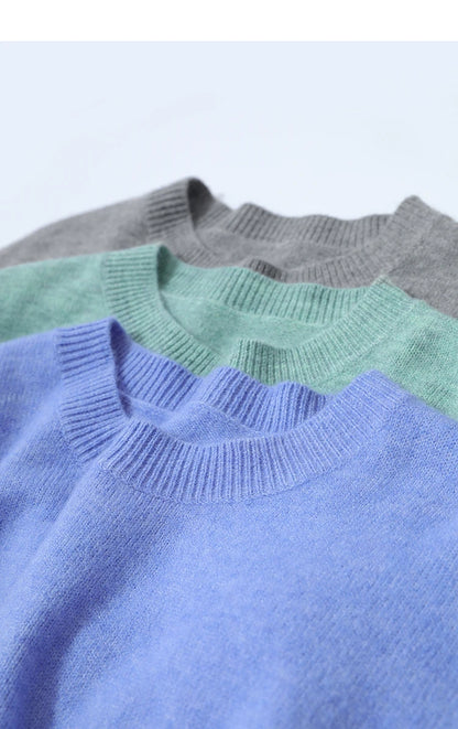 Strickpullover-Detail: lila, grün und grau mit geripptem Rundhalsausschnitt