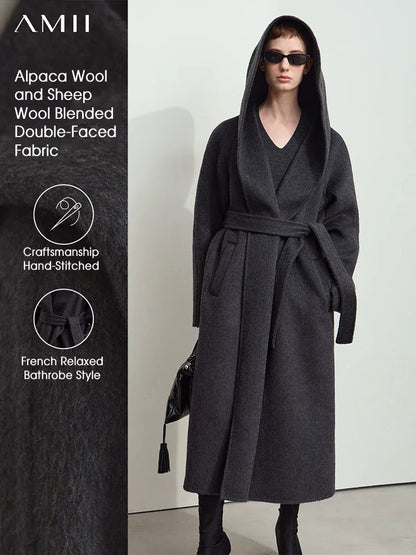 Damen Winter Festmantel mit Gürtel und Kapuze im minimalistischen Stil