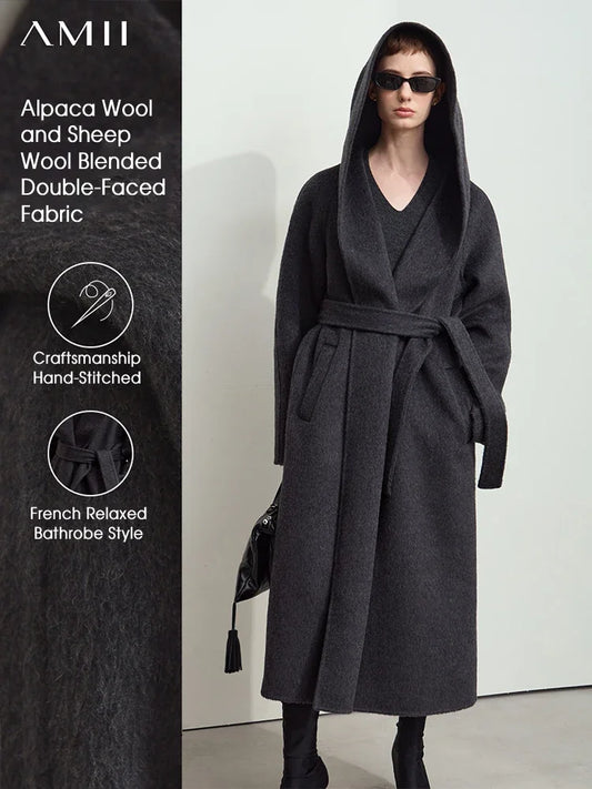 Damen Winter Festmantel mit Gürtel und Kapuze im minimalistischen Stil