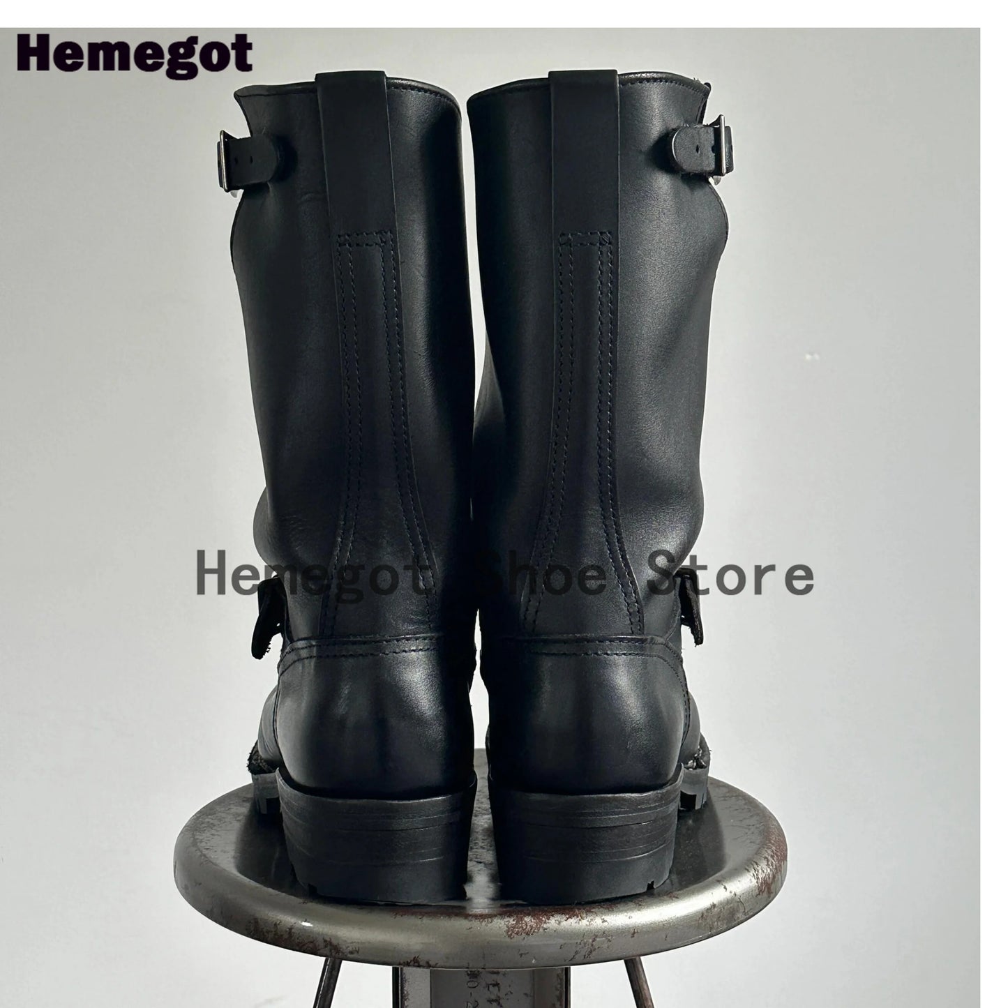 Herren-Stiefel, Vorderansicht: hoher Schaft mit Schnallenriemen und Profilsohle