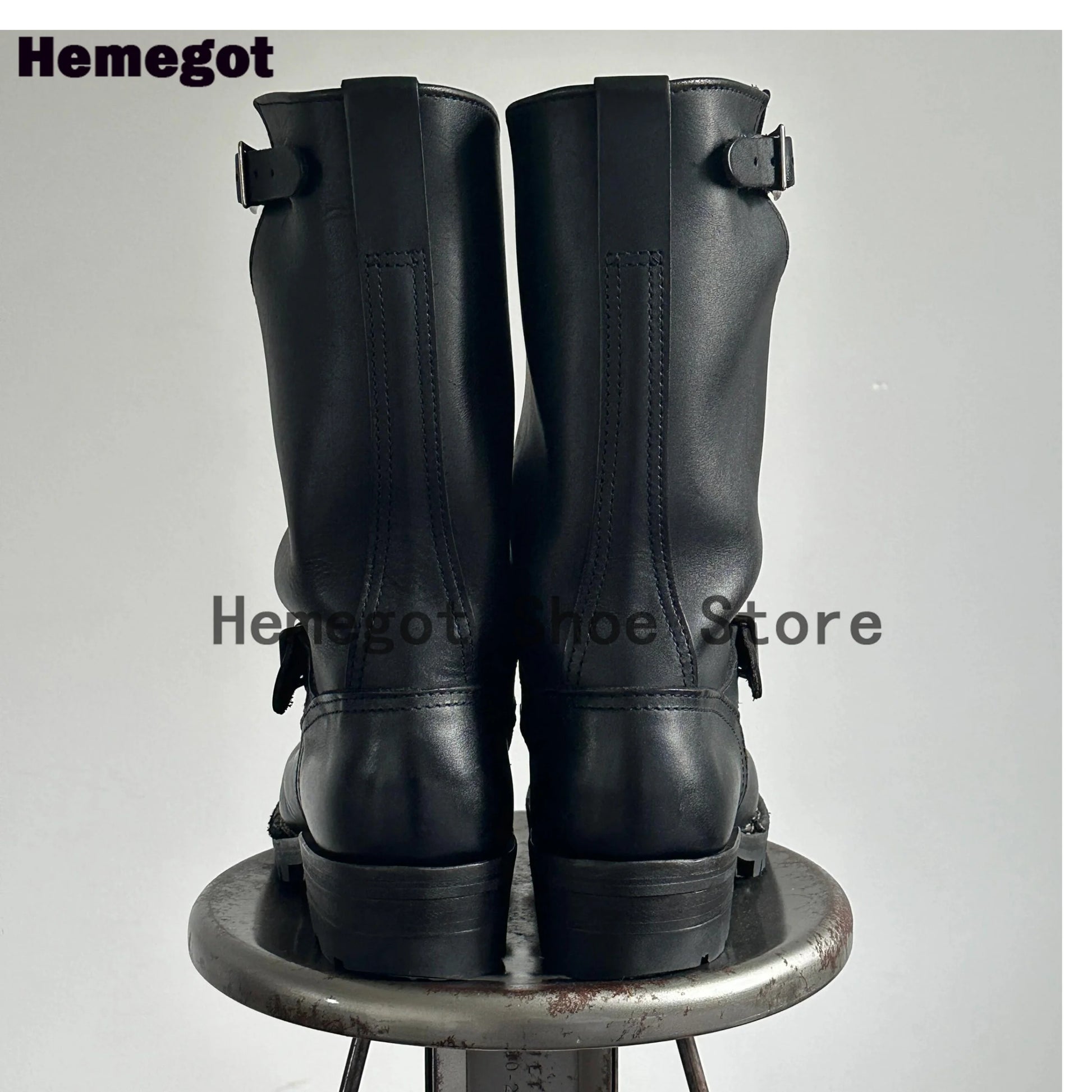 Herren-Stiefel, Vorderansicht: hoher Schaft mit Schnallenriemen und Profilsohle