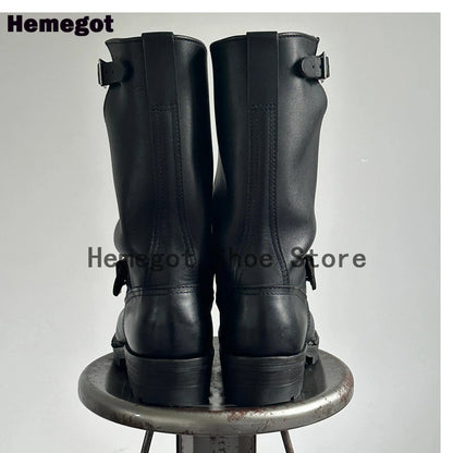 Herren-Stiefel, Vorderansicht: hoher Schaft mit Schnallenriemen und Profilsohle