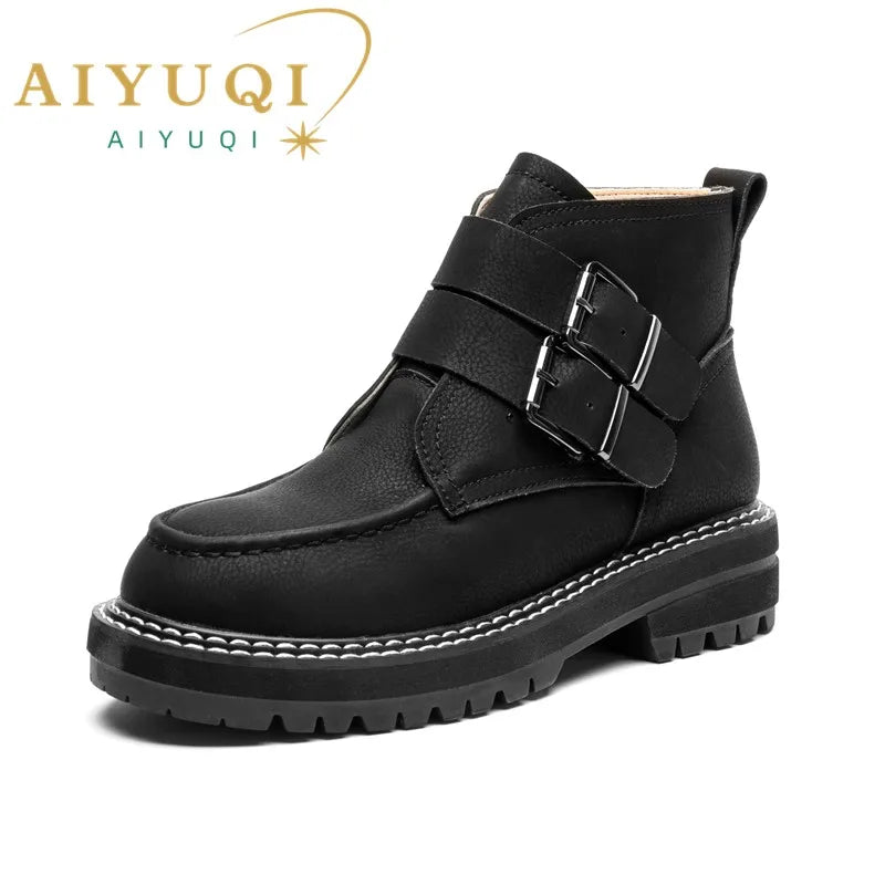 AIYUQI schwarze Stiefelette aus Leder mit Schnallenriemen und profilierter Laufsohle