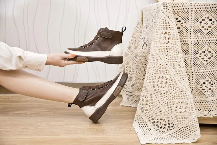 Winterstiefeletten mit Schnürung, braunes Obermaterial, dunkle Laufsohle und weißer Seitenakzent