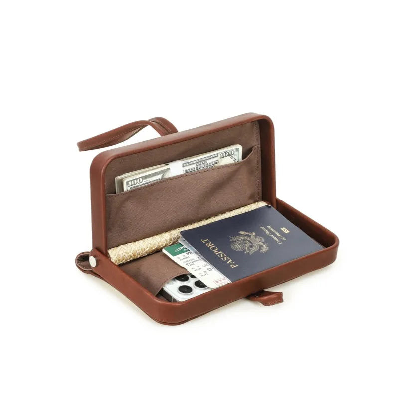 Geöffnete Stroh-Handytasche mit Karten im Innenfach und braunem Lederrahmen