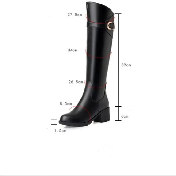 Schwarzer hoher Stiefel in Seitenansicht mit Maßangaben, Schnalle am Schaft