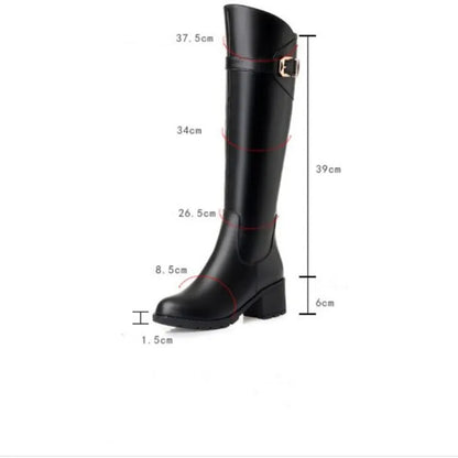 Schwarzer hoher Stiefel in Seitenansicht mit Maßangaben, Schnalle am Schaft