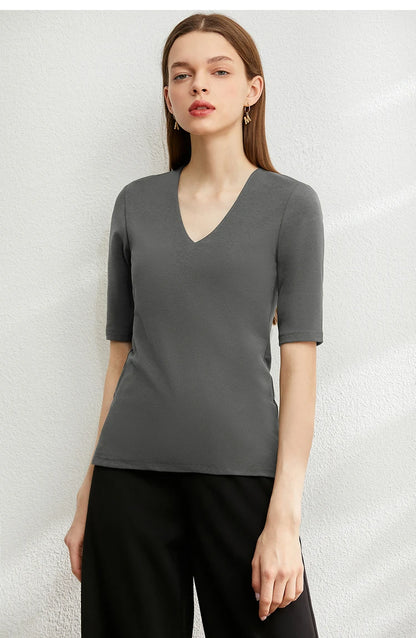 Damen T-Shirt im Minimalismus-Stil mit V-Ausschnitt und halben Ärmeln