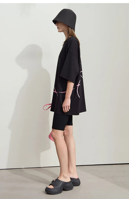 Damen T-Shirt aus ultraloch Stretch-Baumwolle mit Buchstaben-Bowknot-Aufdruck