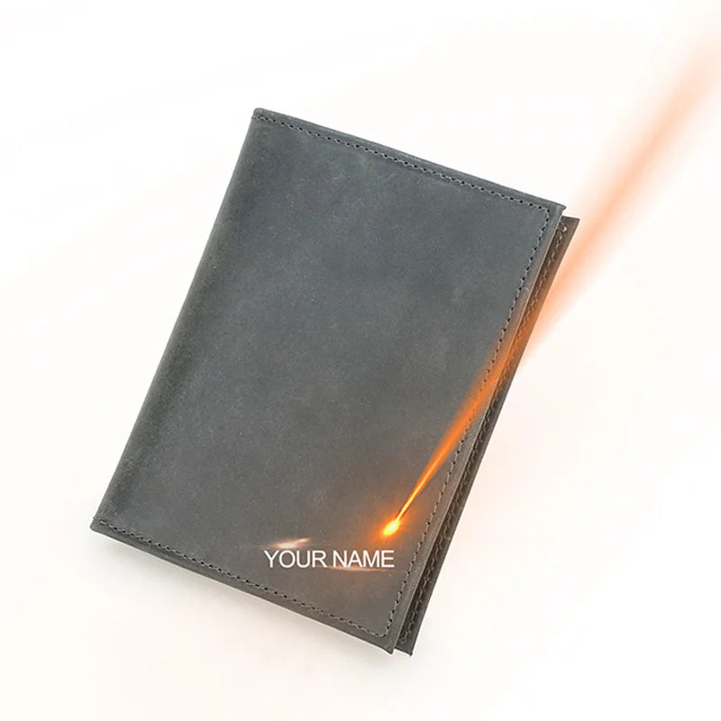 Reisepasshülle aus dunkelgrauem Echtleder mit Aufschrift „YOUR NAME“