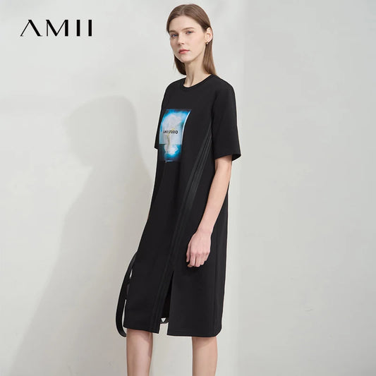 Schwarzes Damenkleid mit kurzen Ärmeln und quadratischem Foto-Print auf der Brust