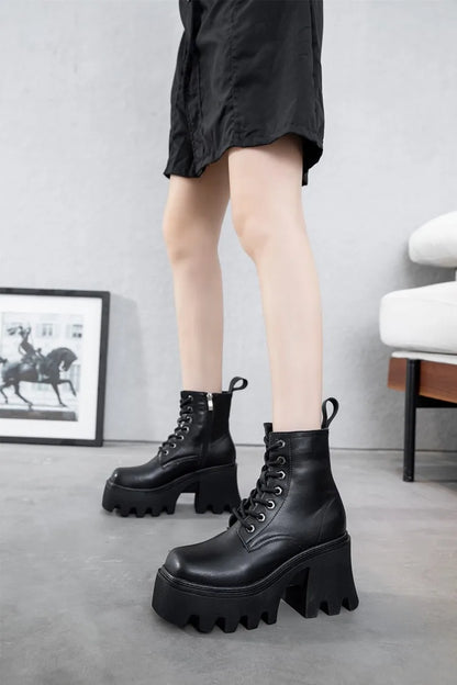 Schwarze Stiefeletten mit Schnürung, quadratischer Kappe und dicker Profilsohle, seitlicher Stand