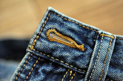 Männer Jeans im Vintage-Stil mit bestickten Patches und zerrissenen Details