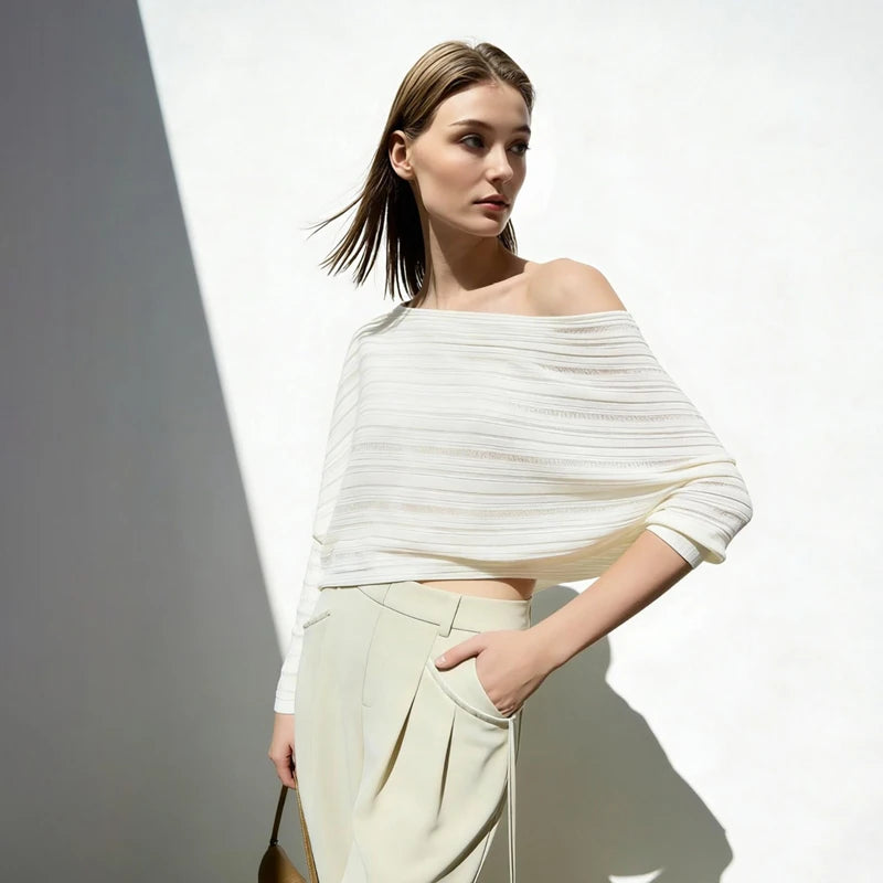 Beiger Strickpullover als Crop-Top, schulterfrei mit asymmetrischem Ausschnitt und 3/4-Ärmeln