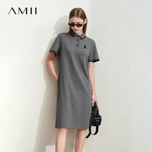 Dunkelgraues Damen-Polokleid mit Knopfleiste, Polokragen, Kurzarm und Brust-Emblem