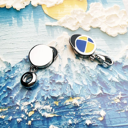 Paar-Charms aus Silber: runder weißer Einsatz und schicker blau-gelber Detail-Charm