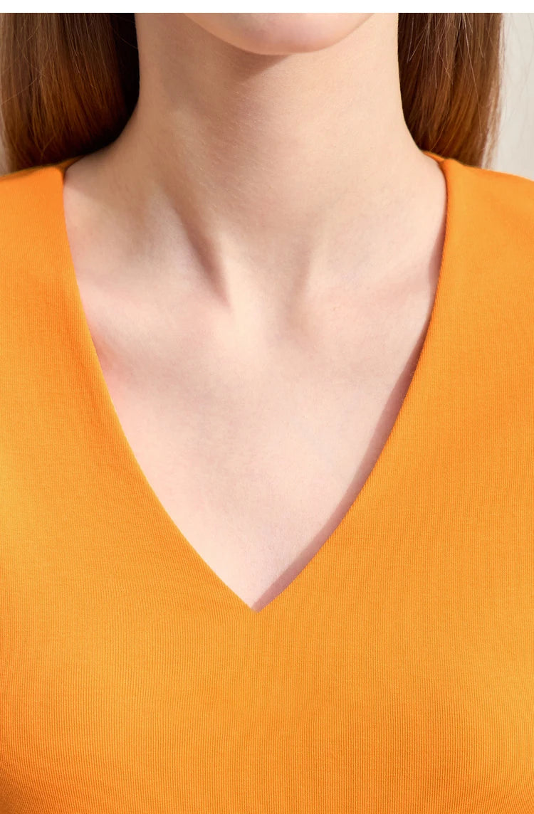 Damen T-Shirt im Minimalismus-Stil mit V-Ausschnitt und halben Ärmeln