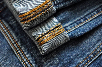 Männer Jeans im Vintage-Stil mit bestickten Patches und zerrissenen Details