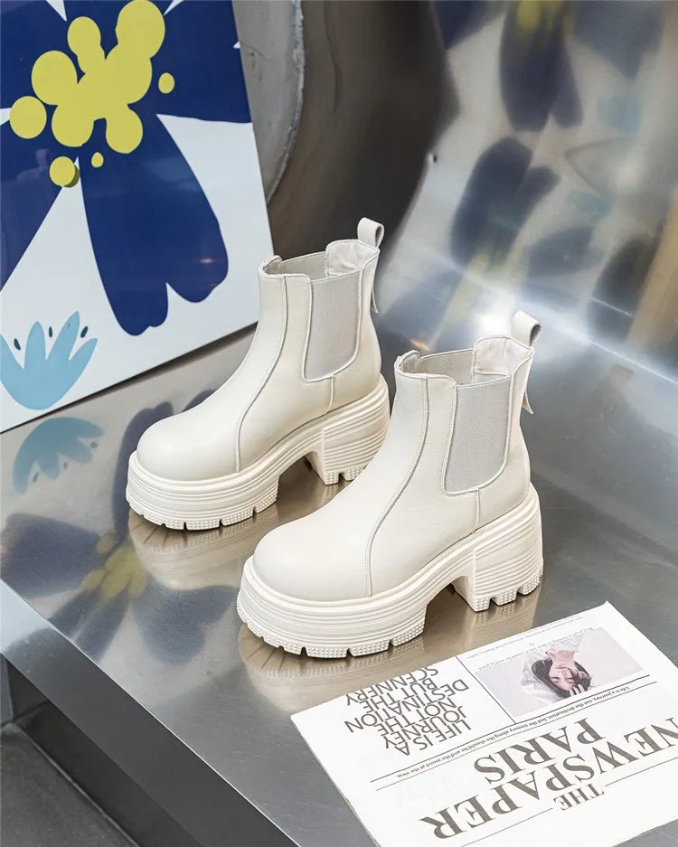 Weiße Chelsea-Stiefeletten mit breiter Profilsohle und Absatz, Knöchelhöhe, seitliche Elastikeinsätze.
