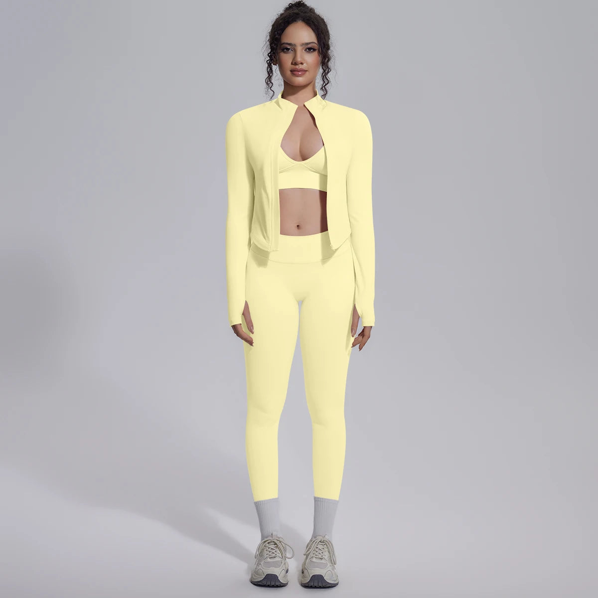 Nahtloses Yoga-Set Damen Hellgelb: offen getragene Jacke, Sport-BH und Leggings