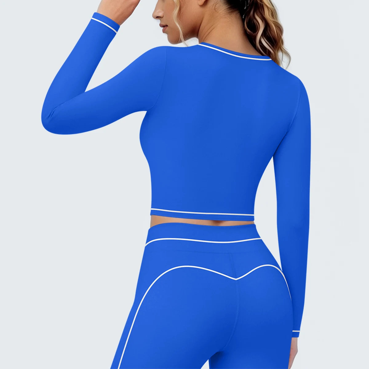Blaues Yoga-Langarmshirt in Rückansicht mit kontrastierenden Linien und Paspel