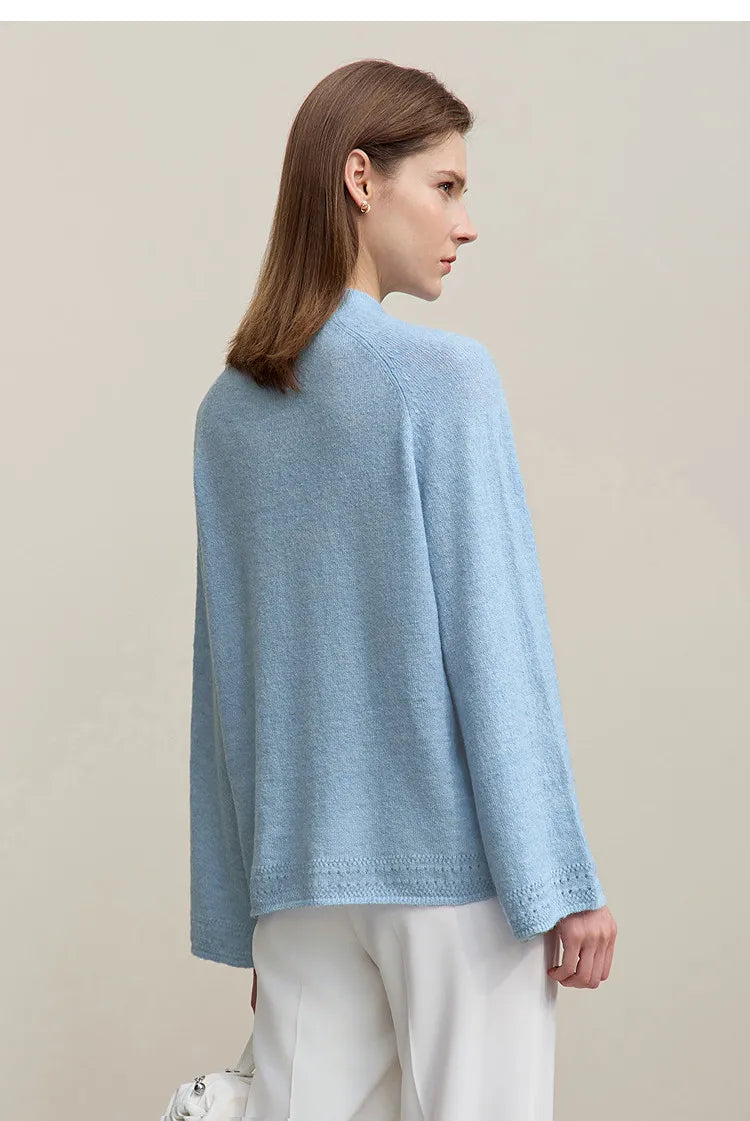 Wollstrickpullover himmelblau, Rückansicht, Stehkragen-Ausschnitt, lockerer Schnitt