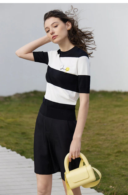 Damen Shorts im minimalistischen Stil mit breitem Bein und Taschen