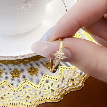 Goldfarbener Sternring mit Mittelstern, Detailaufnahme am Finger
