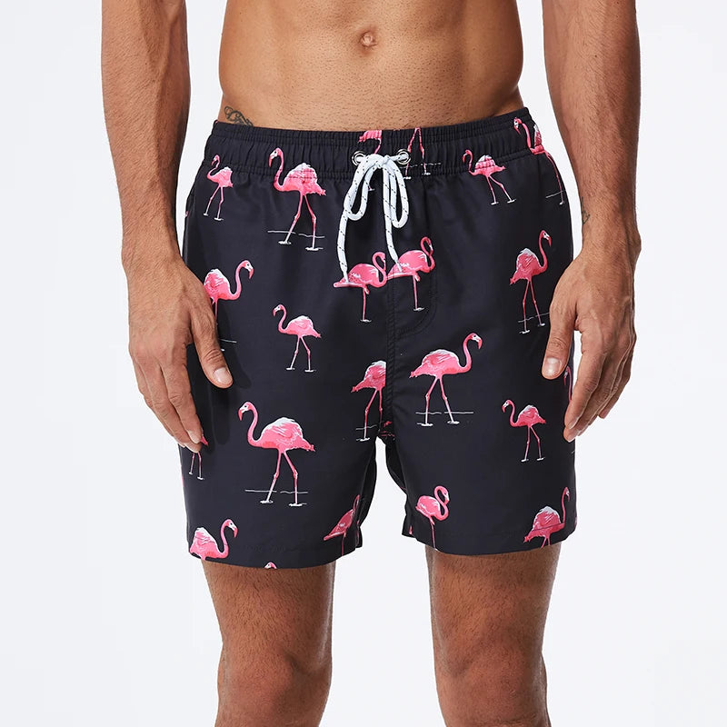 Herren-Badeshorts mit Mesh-Innenslip, verstellbarem Bund und Taschen – ideal für Sport und Freizeit.
