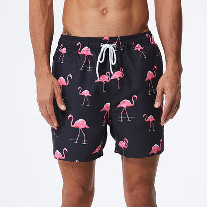 Herren-Badeshorts mit Mesh-Innenslip, verstellbarem Bund und Taschen – ideal für Sport und Freizeit.