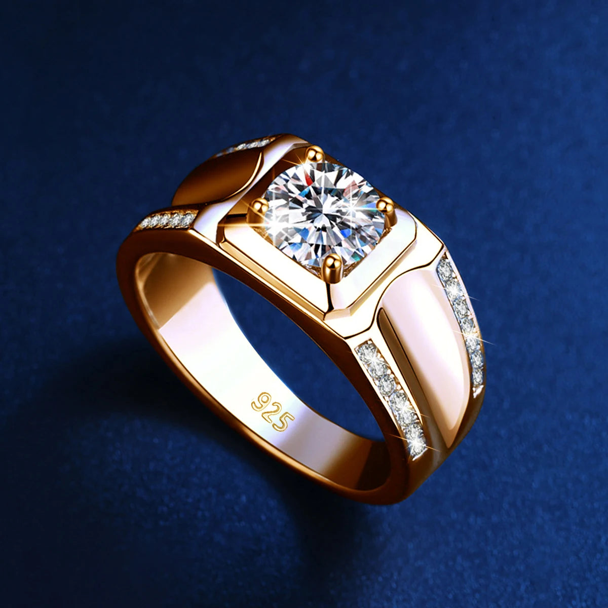 Herren-Moissanit-Ring mit 18K-Gelbgold-Plattierung aus Sterlingsilber Modernes Design
