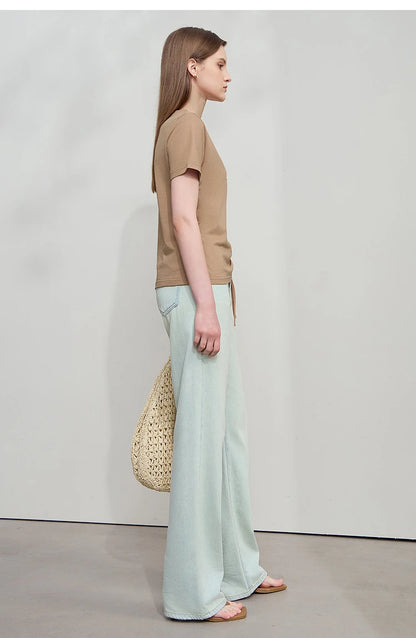 Damen T-Shirt im minimalistischem Stil mit V-Ausschnitt und Plissee-Details