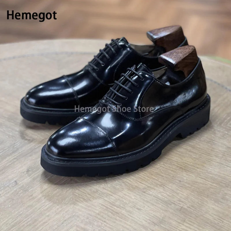 Herren-Schnürschuhe aus schwarzem Glattleder, mit dicker Profilsohle