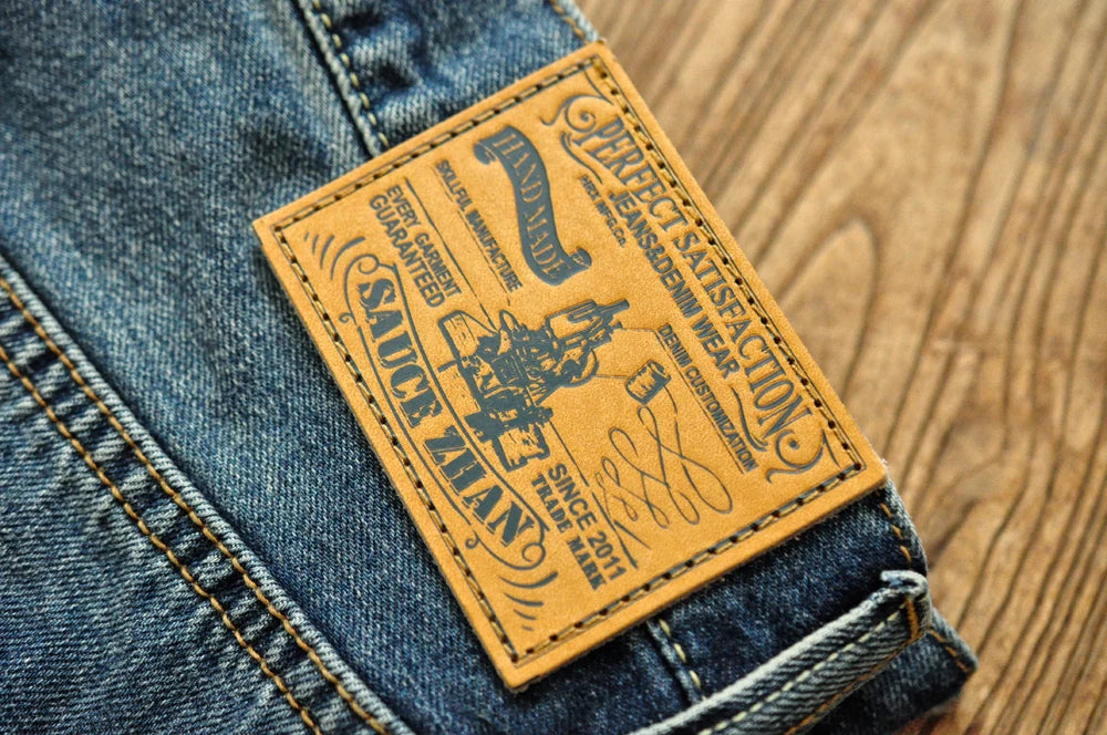 Männer Jeans im Vintage-Stil mit bestickten Patches und zerrissenen Details