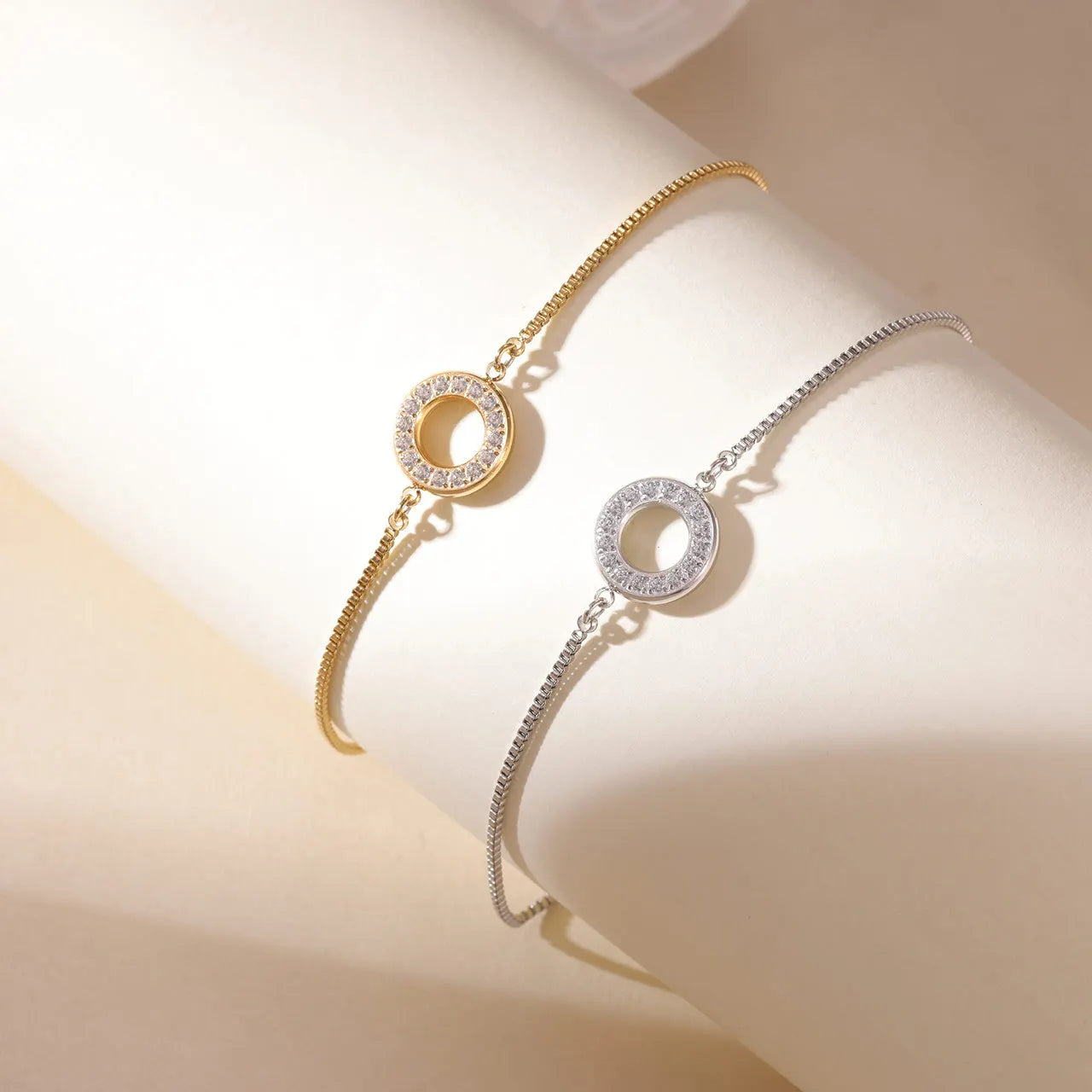 Damen-Armreif mit geometrischem Zirkonia-Design