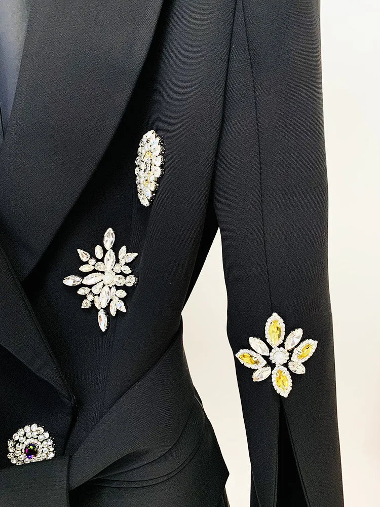 Langes Damen-Patchwork-Kleid mit Rüschen und Falten, Rundhalsausschnitt und langen Ärmeln – einreihig und locker geschnitten.