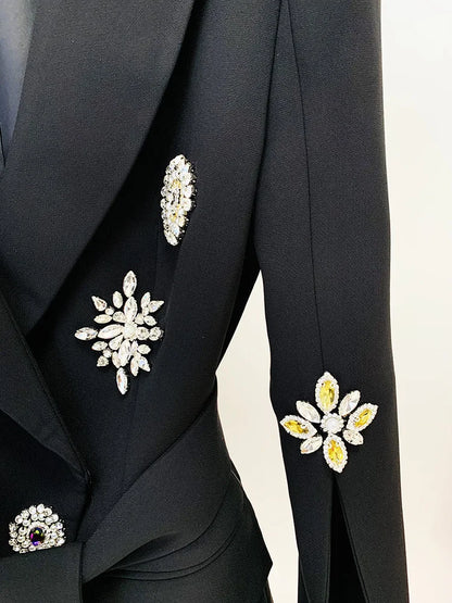 Langes Damen-Patchwork-Kleid mit Rüschen und Falten, Rundhalsausschnitt und langen Ärmeln – einreihig und locker geschnitten.