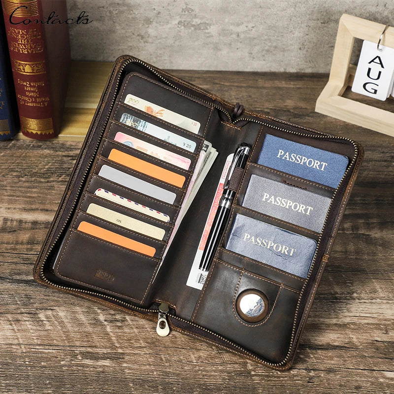 Braune Passbrieftasche aus Leder, geöffnet mit Kartenfächern und zwei Passport-Hüllen