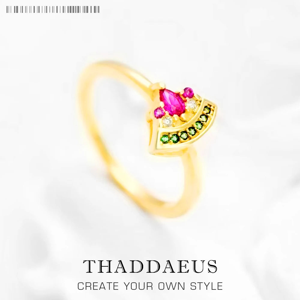 Goldfarbener Ring aus 925er Sterlingsilber mit pinkem Stein und grünen Zierdetails