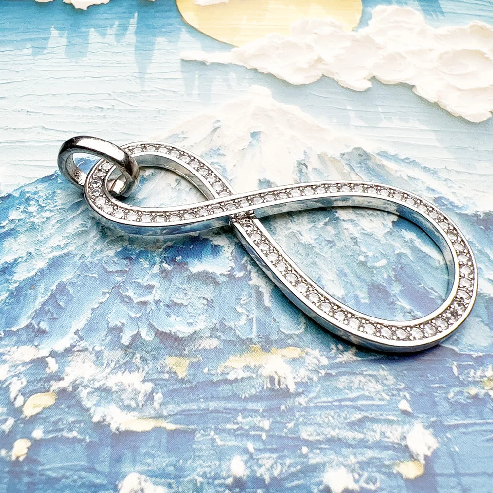 Unendlichkeits-Anhänger aus 925 Sterlingsilber mit Zirkoniasteinen, Profilansicht
