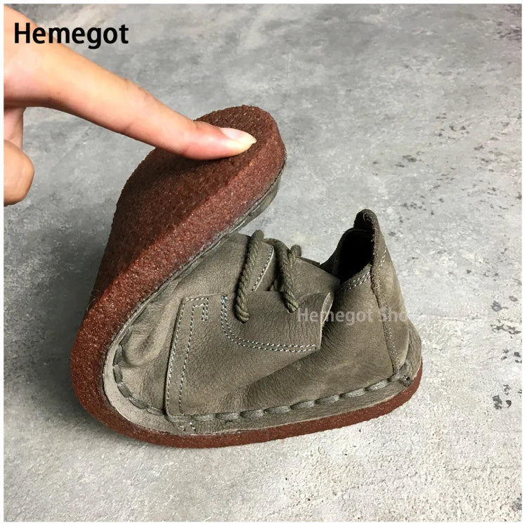 Herren-Lederschnürschuh mit braunem Sohlenrand, seitlicher Naht und Schnürung