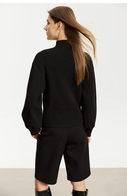 Schwarzer Wollpullover mit Stehkragen und langen Laternenärmeln, gerippt