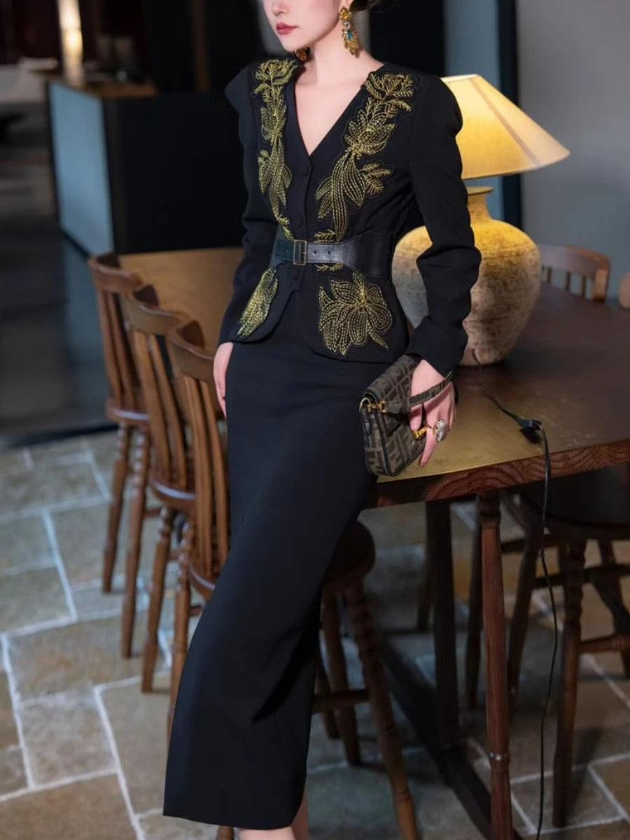 Lange Damenjacke mit Reverskragen und Reißverschluss im Patchwork-Design – ideal für einen minimalistischen, lässigen Look.
