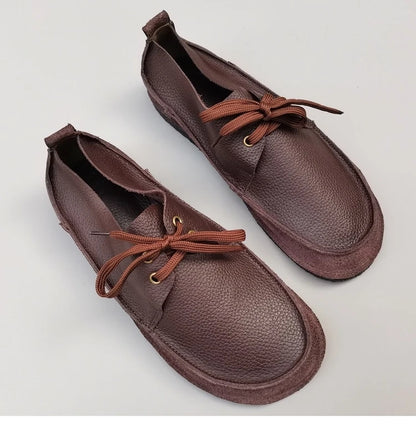 Paar leichte Herren-Schnürschuhe aus braunem Leder, runde Kappe, orange Schnürsenkel