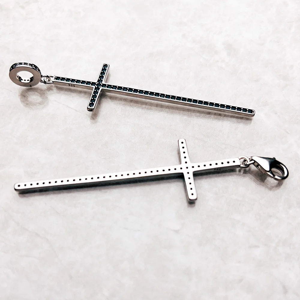 Kreuz-Anhänger aus Sterlingsilber flach liegend, mit schwarzem Zierbesatz an der Öse