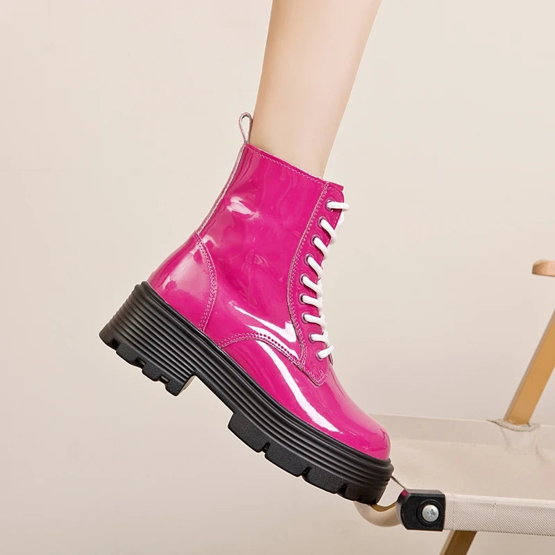 Pinkfarbener Knöchelstiefel mit Schnürsenkeln und dicker Profilsohle im Glanz-Look