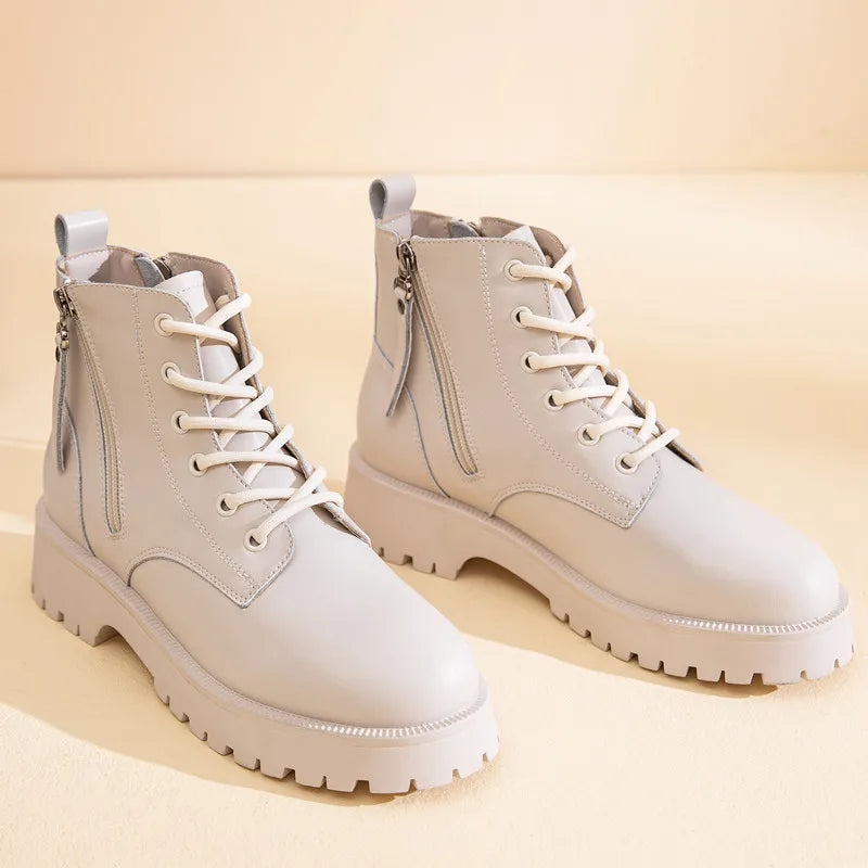 Damen-Stiefelette in Beige mit Schnürsenkeln und seitlichem Reißverschluss, robuste Profilsohle