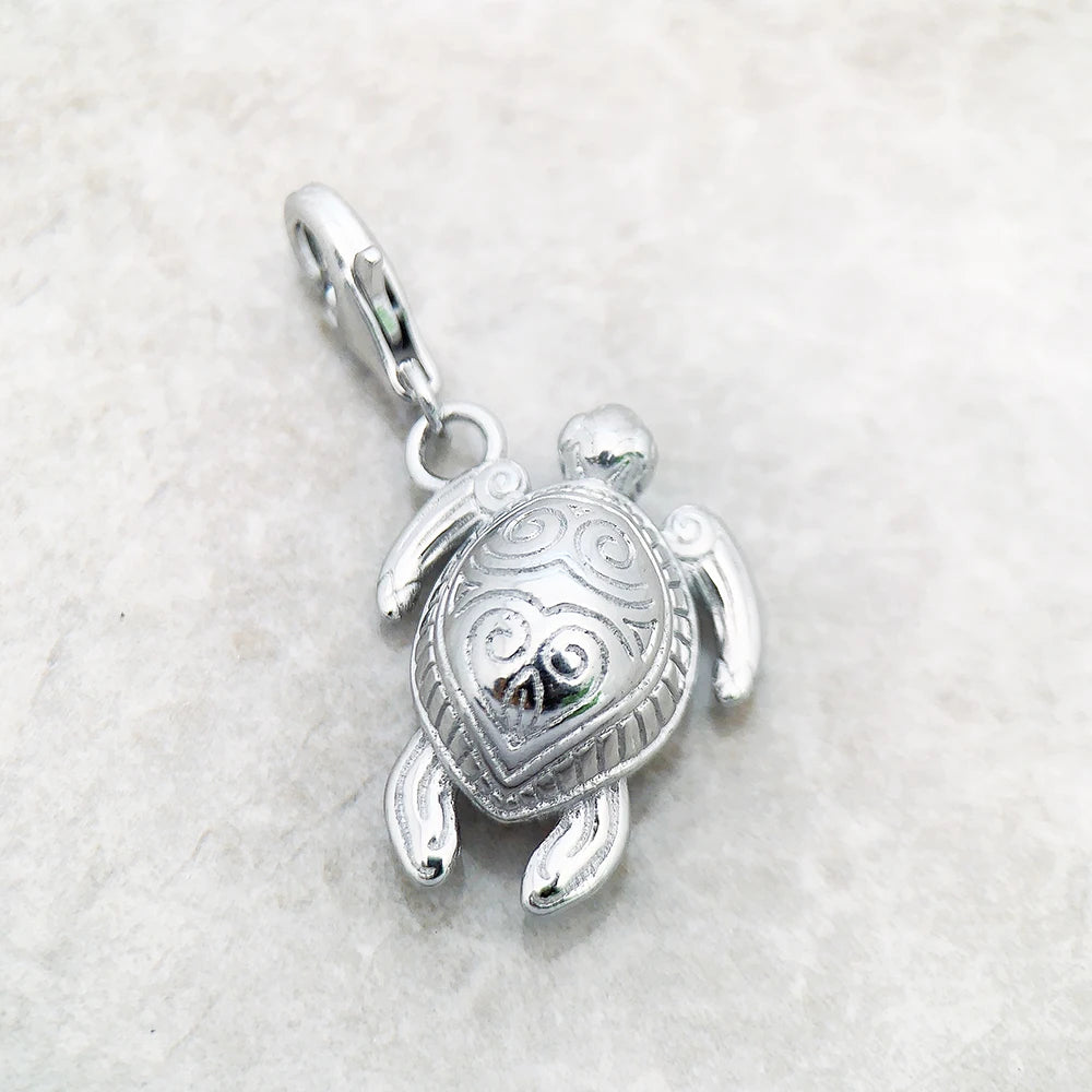 Schildkröten-Charm-Anhänger aus 925er Sterlingsilber, Nahansicht der Reliefzeichnung